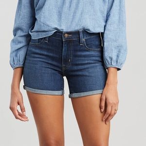 Levi’s mid length shorts NWT